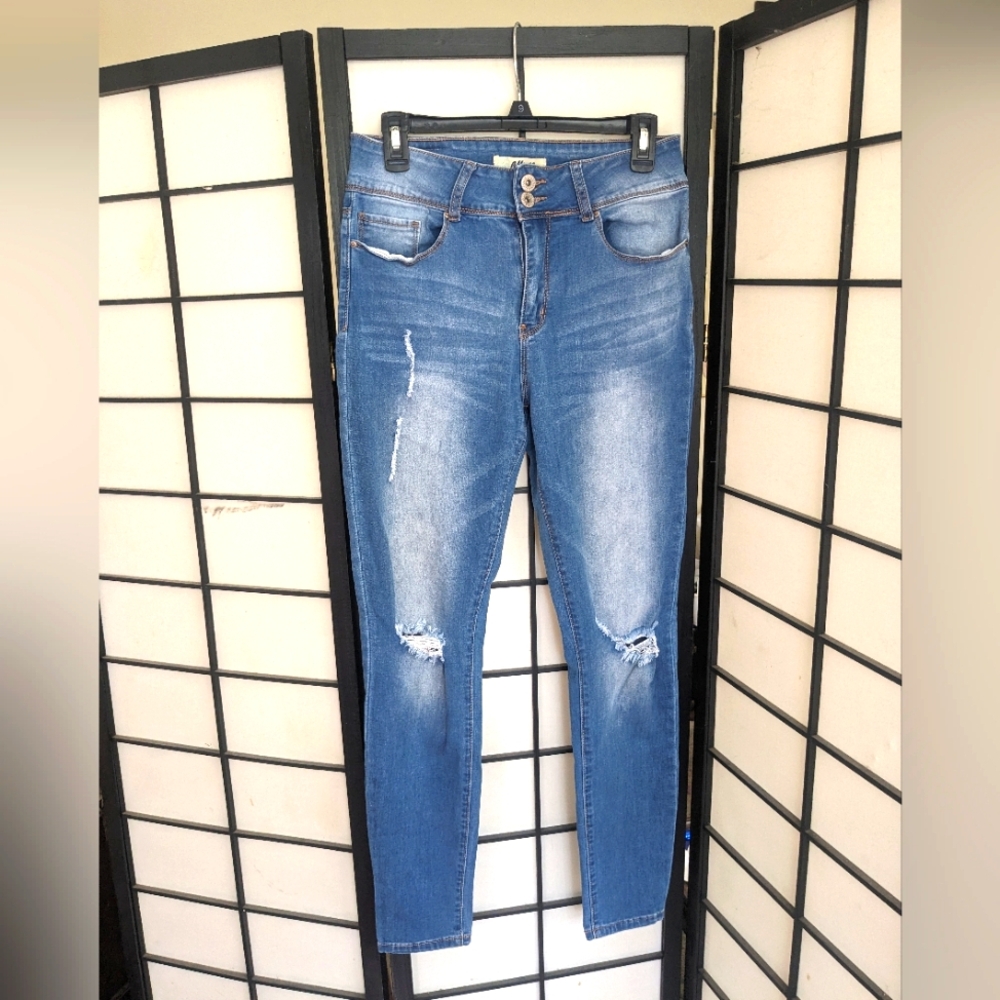 Juniors skinny jeans with destroyed knee detail and fading